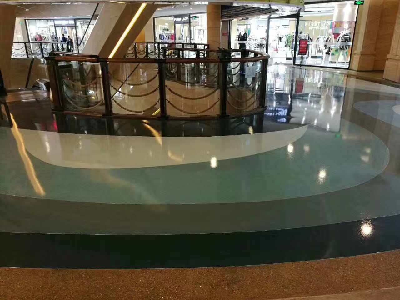 商铺地面翻新,选聚脲地坪还是环氧地坪?一表看懂